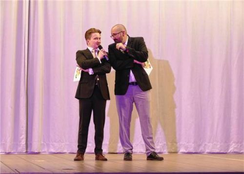 Die Hofmarschälle führen durch den Kraiburger Fasching: Stefan Hausperger (links) zieht mit der großen Garde durch die Säle und Emrah Uludag (rechts) verantwortet den Nachwuchsbereich.