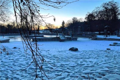 Die Holzbrücke für Kinder im Haager Naturfreibad muss ertüchtigt werden. Zwei Anträge sollten dazu im Marktgemeinderat diskutiert werden. Doch sie wurden in den nichtöffentlichen Teil vertagt. Foto Hinmüller