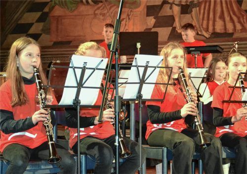 Die jungen Klarinettistinnen der Bläserjugend beim Jugendkonzert 2025. Foto  Burlefinger