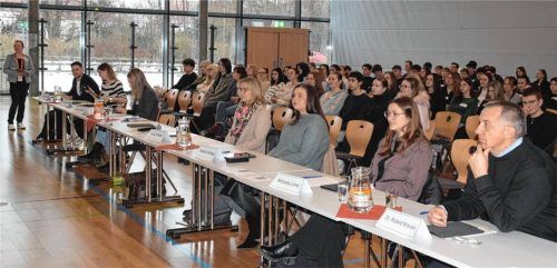 Die Jury des Wettbewerbs „Jugend gründet“ mit (von rechts) Dr. Roland Krause, Michaela Linner, Kerstin Kullnigg, Anna Edmaier, Katharina Neulinger, Melanie Stummvoll und Tobias Gassner sowie (stehend) Sandra Bauer. Foto Wagner