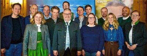 Die Kandidaten der Flintsbacher CSU-Liste präsentieren ein breites berufliches Spektrum und gute Qualifikationsgrundlagen für die künftige Gemeinderatsarbeit.Foto re