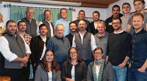 Die Kandidaten der Freien Bürger Pietzing: (hinten, von links) Josef Vodermaier, Michael Poschner, Georg Neumayr, Thomas Stein, Lorenz Huber, Josef Sandbichler, Maximilian Stein, Josef Huber; Mitte: Stefan Zoßeder, Christoph Holzner, Vitus Hörfurter, Rolf von Stackelberg, Sebastian Hamberger, Richard Mühlbauer, Martin Berger, Andreas Mayer und Tobias Hefter sowie (sitzend, von links) Anna Maria Huber, Magdalena Santl und Manuela Rupp.Foto re