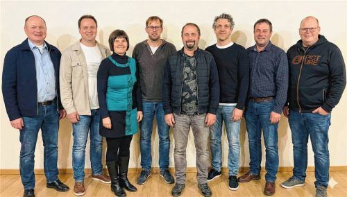 Die Kandidaten der gemeinsamen Liste der CSU und FW Lohkirchen: (von links) Johann Huber, Thomas Spirkl (Hinkerding), Brigitte Fischer, Markus Steinberger, Martin Gaspar, Stefan Huber, Thomas Spirkl (Grün) und Bernhard Gaspar.Foto Stettner