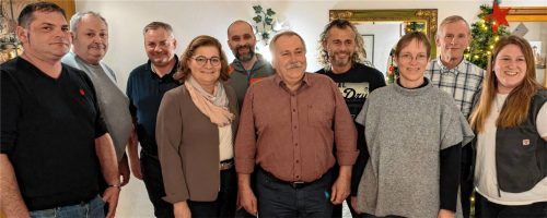 Die Kandidaten der Halfinger Wählervereinigung (HWV) für die Gemeinderatswahl 2026: (von links) Christian Murner, Sepp Murner, Stefan Krug, Ute Weiß, Valentino Winhart, Konrad Aicher, Robert Subu, Silke Kochendörfer-Schneeweis, Georg Engelhardt und Sandra Fegl. Foto Re