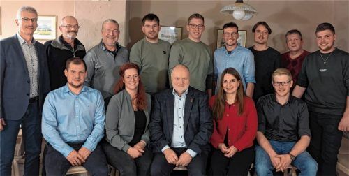 Die Kandidaten des Wahlvorschlags Ranoldsberg mit (hinten von links) Gerhard Brandmaier, Wolfgang Drescher, Peter Corticelli, Martin Oberbauer, Andreas Zebisch, Marco Bobenstetter, Andreas Wittmann, Manfred Rott und Markus Sengmüller junior sowie (vorne von links) Martin Stoiber, Claudia Eglsoer, Bürgermeister Thomas Einwang, Elisabeth Sengmüller und Florian Söll. Foto einwang