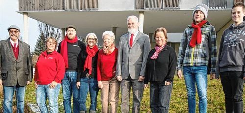 Die Kandidaten für die Gemeinderatswahl:  (von links) Martin Rieder, Doris Neff, Adrian Mentschel, Gabriele Buchner, Adelheid Hell, Manfred Krech, Anette Steinbauer, Florian Mentschel und Ann-Sophie Mentschel. Foto re