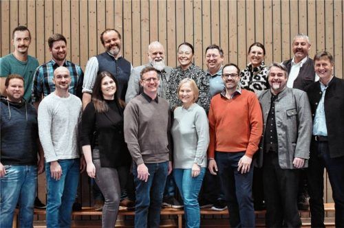 Die Kandidaten: (hinten, von links) Raphael Brenninger, Martin Grundl, Bartholomäus Kronast, Manfred Bierwirth, Katrin Lechner, Thomas Aringer, Kathrin Pauker und Konrad Fischer sowie (vorne, von links) Michael Bliemel, Konrad Seidinger, Katrin Höhensteiger, Manuel Latein, Irmengard Inninger, Georg Lichtmannegger, Josef Wagner und Rupert Reininger. Foto Reininger