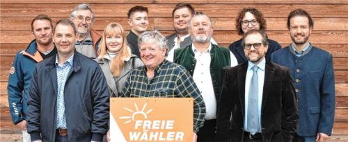 Die Kandidaten nach der Aufstellung: (von links) Florian Weber, Thomas Schmidt, Franz Antretter, Lilian Helget, Maximilian Stein, Peter Huber, Stefan Stein, Bernhard Stein, Laurin Forstner, Markus Willkommer-Paulus und Mirko Hentsche. Foto re