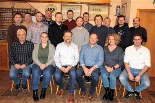 Die Kandidaten um Werner Biedermann und Richard Petermeier (sitzend Dritter und Vierter von links). Foto re