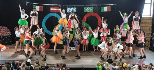 Die Kindershowtanzgruppe Grabenstätt bringt die „Olympischen Spiele“ auf die Bühne. Foto Ortner