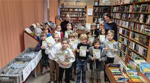 Die Klasse 1c der Grundschule Haag mit Lehrerin Maria Feller (hinten links) und Büchereimitarbeiterin Anna Gaigl (hinten rechts). Foto Bücherei Haag