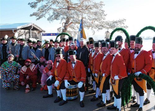 Die Kolbermoorer Schäffler freuen sich gemeinsam mit Bürgermeister Bernhard Hainz und Frau Christiane (Mitte) über den tänzerischen Auftritt. Foto Wastl