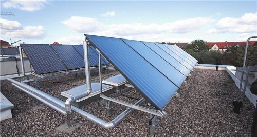 Die Kraft der Sonne nutzen: Die Solarmodule versorgen das Mietshaus mit Strom. Foto Bodo Schackow/dpa