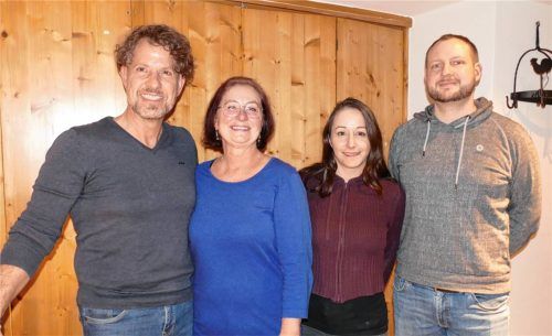 Die Kraiburger Ritterschaft hat neu gewählt: (von links) Rittersprecher Sascha Hartlmaier, Sabine Hausperger (Dritte Sprecherin und Schatzmeisterin), Diana Herrmann (Schriftführerin) und Max Wagner (Zweiter Sprecher).Foto Bachmaier