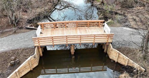 Die Luisenbrücke am Simssee-Ufer ist erneuert worden.