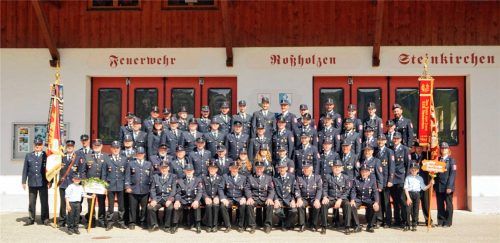 Die Mannschaft der Feuerwehr Roßholzen-Steinkirchen, die 2025 ihr 150-jähriges Bestehen feierte.