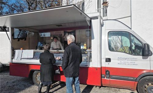 Die Metzgerei Leitner (ehemals Bauer) im Stephanskirchener Ortsteil Schloßberg hat zum Jahresende 2025 geschlossen. Bis zum Umzug nach Prutting versorgt ein Verkaufswagen die Kunden am Schloßberg. Foto Blum