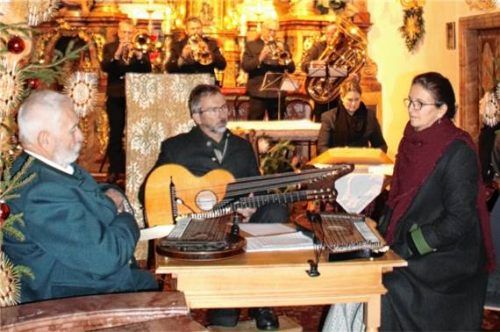 Die Mitwirkenden in der weihnachtlich geschmückten Klosterkirche. Foto Albersinger