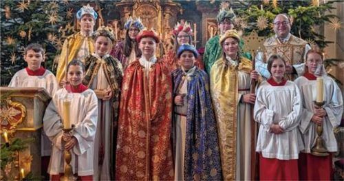 Die Mößlinger Ministranten mit Dekan Klaus Vogel (rechts) waren als Sternsinger unterwegs. Foto re