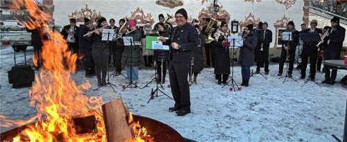 Die Musiker der Söchtenauer Blasmusik haben das neue Jahr mit Standkonzerten in Schwabering, Untershofen und Söchtenau begrüßt. Foto Erb
