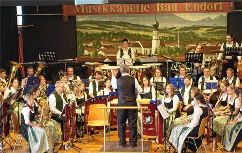 Die Musikkapelle Bad Endorf – hier ein Bild von ihrem Auftritt beim Neujahrskonzert – richtet heuer das Bezirksmusikfest Inn-Chiemgau aus. Foto Hötzelsperger