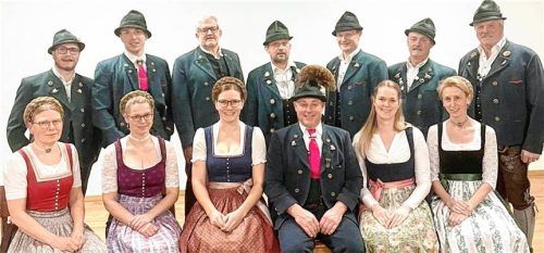 Die neu gewählte Vorstandschaft: (hinten, von links) Georg Bauer, Daniel Rummelsberger, Georg Leidel, Andreas Winkler, Konrad Weber, Mathias Schnaiter und Jakob Müller sowie (vorne, von links) Angelika Weingartner, Irmi Riepertinger, Magdalena Weingartner, Franz Praßberger, Regina Sperger und Hannelore Kienberger. Foto  Hötzelsperger