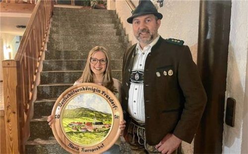 Die neue Dorfschützenkönigin Marie Kornprobst mit Schützenmeister Christian Schlosser. Foto Kirchner