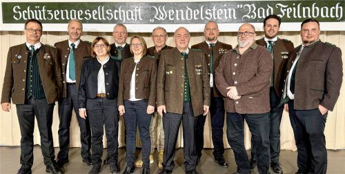 Die neue Vorstandschaft: (von links) Schützenmeister Markus Rastinger, Zweiter Schützenmeister Thomas Sedlmeier, Kassier Brigitte Grundsteiner, Zweiter Kassier Christian Kneist, Schriftführer Stefanie Sedlmeier, Zweiter KK-Standleiter Jürgen Ziegler, Sportleiter Klaus Zinkeler, Jugendleiter Josef Schatzeder, KK-Standleiter Gerhard Hellauer sowie die Beisitzer Bene Stengl und Martin Riepertinger. Foto re