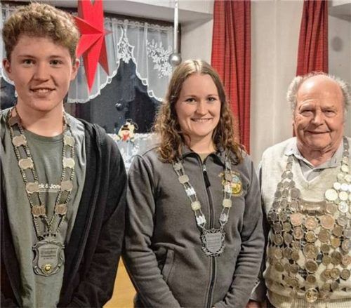 Die neuen Könige der Schützengesellschaft Einigkeit Salmanskirchen: (von links) Thomas Zimmermann (Jugend), Hedwig Huber (Luftpistole) und Franz Hell senior (Luftgewehr). Foto Stettner