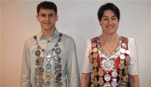 Die neuen Schützenkönige der Engelsberger Altschützengesellschaft: Jungschützenkönig Dominik Kreisel und Schützenkönigin Andrea Schlögl.Foto Gillitz