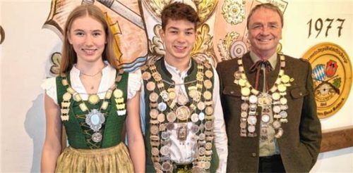 Die neuen Schützenkönige: Lisa Landwehrs (Jugend), Michael Unterhuber (Gewehr) und Helmut Leberfinger (Pistole). Foto re