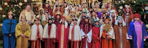 Die Neumarkter Sternsinger bei der Abschlussmesse in St. Veit mit Pfarrer Franz Eisenmann.Foto  Privat