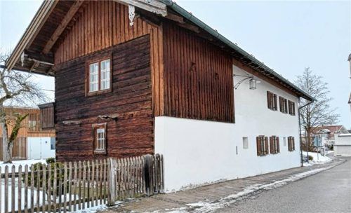 Die Pfarr- und Gemeindebücherei Grabenstätt ist seit rund 35 Jahren in einem zum Grabenstätter Pfarrzentrum in der Tüttenseestraße 2 gehörenden, denkmalgeschützten Gebäude („Alm“) untergebracht. Fotos  Müller