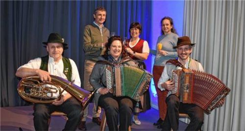 Die Pfarrgemeinderatsvorsitzenden Konrad Daxenberger (Seeon; hinten, von links), Dominica von Kiesling (Truchtlaching) und Martina Hofstetter (Seebruck) mit der „Schnupfer-Musi“ um Hans Bernauer, Manuela Bankl und Stefan Schulz (vorne von links). Foto Donhauser