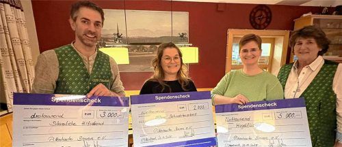Die Pittenharter Bauern freuen sich, mit ihrem Erfolg in Form von Spenden Gutes zu tun. Bei der Scheckübergabe: (von links) Ortsobmann Martin Niedermaier, Kerstin Daniel von der Offenen Behindertenarbeit Traunreut, Andrea Lindner von den Rosenheimer Hagelfliegern und Ortsbäuerin Manuela Graf-Maier. Foto Künzner-Hingerl