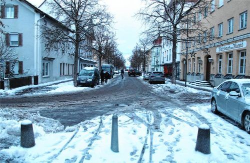 Die Rosenheimer Straße in der Stadtmitte von Kolbermoor wurde schnell vom Schnee geräumt.Foto Riediger