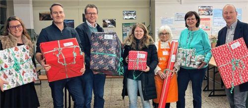 Die rotarischen Vorstandsmitglieder Christine Beckel, Markus Putz und Präsident Klaus-Dieter Josel mit dem Team der Tafel Waldkraiburg (von links). Foto rotary-Club Mühldorf-Waldkraiburg