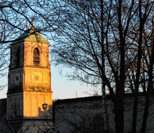 Die Sankt-Jakobs-Kirche im Spiel mit Licht und Schatten.Fotos  Stadtarchiv Wasserburg