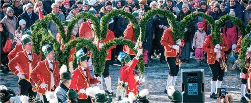 Die Schäffler sorgen für gute Laune.Foto Schäfflerzunft Kirchheim