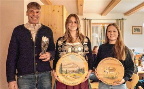 Die „Schützengesellschaft Hochwand“ proklamierte ihre diesjährigen Könige. Es sind (von links) Pistolenkönig Bernhard Bauer, Schützenkönigin Miranda Maier und die Jugendkönigin Magdalena Entfellner. Foto Flug