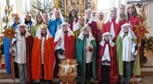 Die Sternsinger der Pfarrei Pürten mit Pater Hans Siegmann. Foto Bachmaier