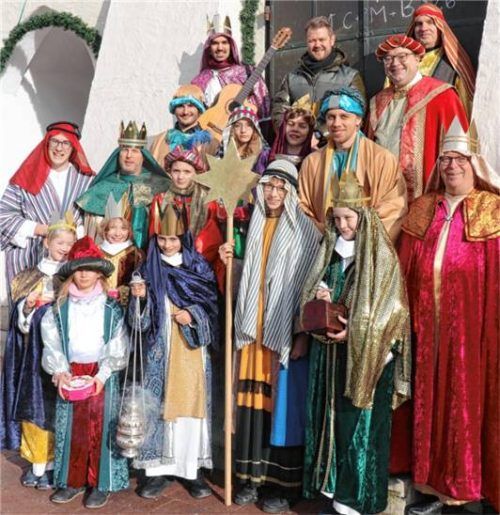Die Sternsinger-Gruppen von St. Nikolaus beim Besuch im Mühldorfer Rathaus. Foto Privat