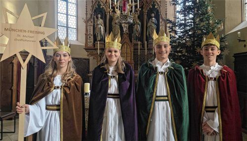 Die Sternsinger Luisa Plötz, Charlotte Ebrecht, Florian Genge und Moritz Zehetmeir (von links) von der Pfarrei St. Michael in Großhöhenrain vor ihrer Reise zu Bundeskanzler Friedrich Merz in Berlin. Foto Beuerlein