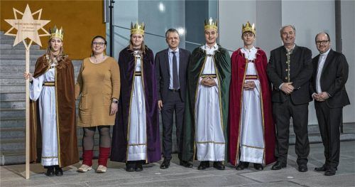 Die Sternsinger (von links) Luisa (17), Charlotte (15), Florian (13) und Moritz (14) mit ihrem Begleiter Ulrich Dressler (Zweiter von rechts) aus der Pfarrei St. Michael in Großhöhenrain sowie Thorsten Frei, Chef des Bundeskanzleramts (Mitte), Pfarrer Dirk Bingener, Präsident des Kindermissionswerks „Die Sternsinger“ (rechts), und Daniela Hottenbacher, Bundesvorsitzende des Bundes der Deutschen Katholischen Jugend (BDKJ). Foto Väisänen/Kindermissionswerk
