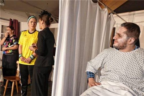 Die Szene zeigt den vermeintlich verstorbenen Geschäftsmann Udo Kemp (rechts), dessen gefühlskalte Ehefrau Roswitha Kemp (Juliane Grünbauer, Zweite von rechts), die geschäftstüchtige Bestattungsunternehmer-Gattin Verona Kemp (Anna Pfeilstetter) und die um ihren Geliebten trauernde Rita (Paulina Goëss, links). Foto Müller