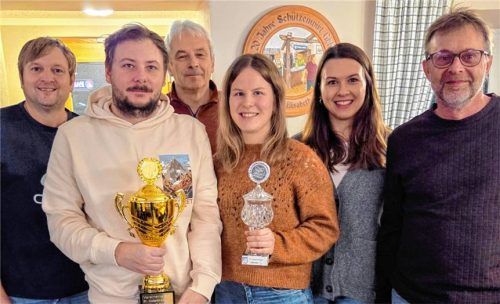 Die Titelträger bei der Siegerehrung: (von links) Alex Gößl, Christian Schneider, Abteilungsleiter Christian Zenefels, Nicole Erifiu, Christina Zenefels und Rainer Müller. Foto re