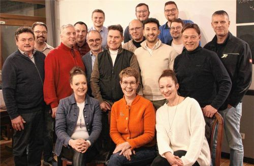 Die UWG Ampfing präsentiert ihre Liste für die Kommunalwahl im März. Foto Stettner