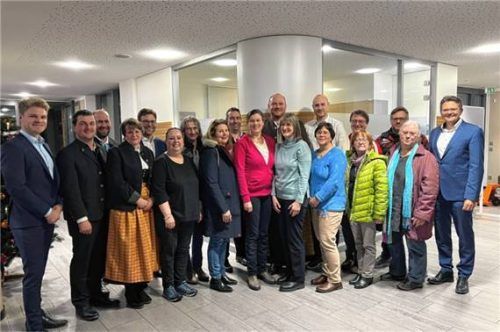 Die Vertreter der begünstigten Vereine, umrahmt von Vorstand Klaus Hatzel (rechts) und Direktor Andreas Thalmeier. Foto RE