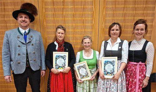 Die Vorsitzenden Thomas Kreitmayr (links) und Elisabeth Paul (rechts) ehrten (von links) Anneliese Moosegger, Maria Wallner und Monika Grad für ihre lange Vereinszugehörigkeit. Foto re
