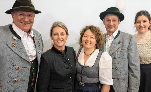 Die Vorstandschaft wurde einstimmig bestätigt: (von links) Vorsitzender Helmut Hofstetter, Schriftführerin Doris Huber, die ausgeschiedene Jugendleiterin Sylvia Schwaiger, Zweiter Vorsitzender Hans Mayerhofer und Kassierin Veronika Teufel. Foto  Knothe